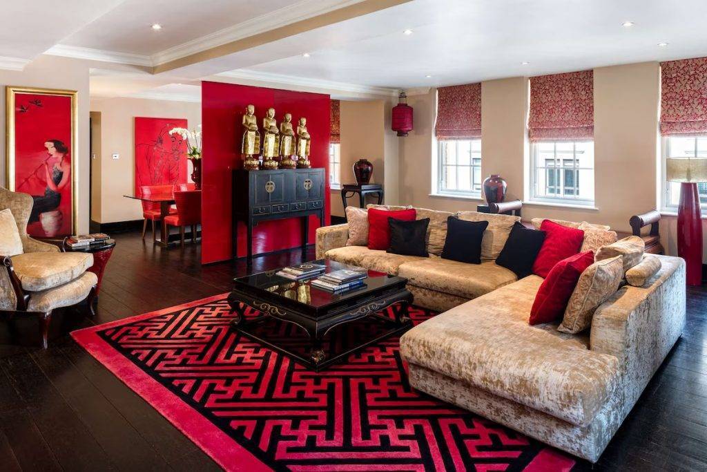 Set in a prestigious neighbourhood, this long-standing luxury hotel is an 11-minute walk from Buckingham Palace and less than a mile from the Royal Academy of Arts.