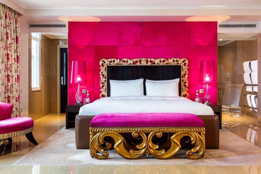 Set in a prestigious neighbourhood, this long-standing luxury hotel is an 11-minute walk from Buckingham Palace and less than a mile from the Royal Academy of Arts.