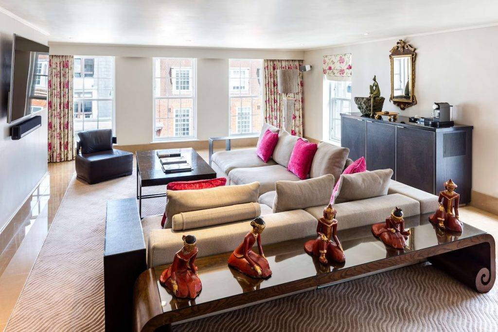Set in a prestigious neighbourhood, this long-standing luxury hotel is an 11-minute walk from Buckingham Palace and less than a mile from the Royal Academy of Arts.