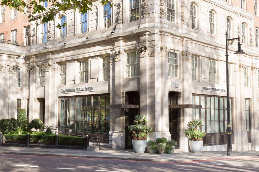 Grosvenor House Suites combines all the comforts of home with 5-star service at a superb address on the corner of Park Lane overlooking Hyde Park.